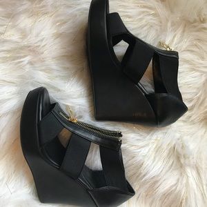 Black and gold wedges💕